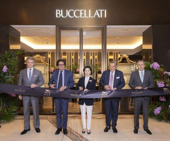 (左至右) 美高梅酒店业务高级副总裁狄艾文先生、Buccellati布契拉提特别销售和VIP客户总监Luca Buccellati先生、美高梅中国控股有限公司董事长及执行董事何超琼女士、Buccellati布契拉提荣誉主席兼创意总监Andrea Buccellati先生及Buccellati布契拉提亚太区首席执行官Dimitri Gouten先生共同揭幕Buccellati布契拉提澳门美高梅精品店