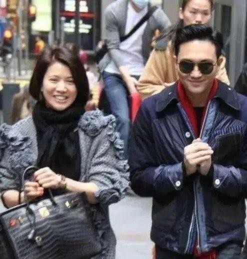 等待付款的男人和喜提新包的女人