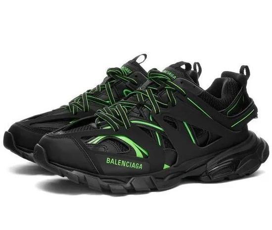 绿色与黑色的叠加让夸张的Balenciaga Track也变得低调神秘