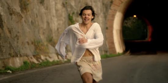 Harry Styles 穿着 S.S。 Daley 拍摄了《Golden》MV