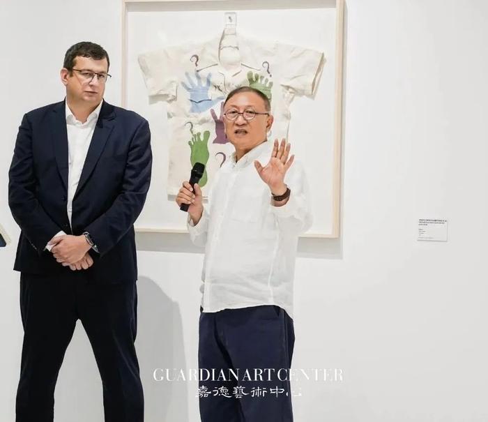克莱因基金会总监 弗朗索瓦·鲁林先生及展览顾问 李龙雨先生 导览现场