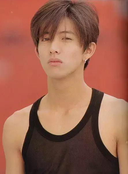 他是人气天王,连续15年排在日本最受欢迎男星的NO.1。