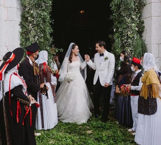 Paola Fendi 与未婚夫 Aram Ahmed 在伊维萨岛举办了婚礼