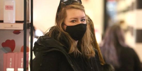 保释出狱的 Anna Sorokin 本人