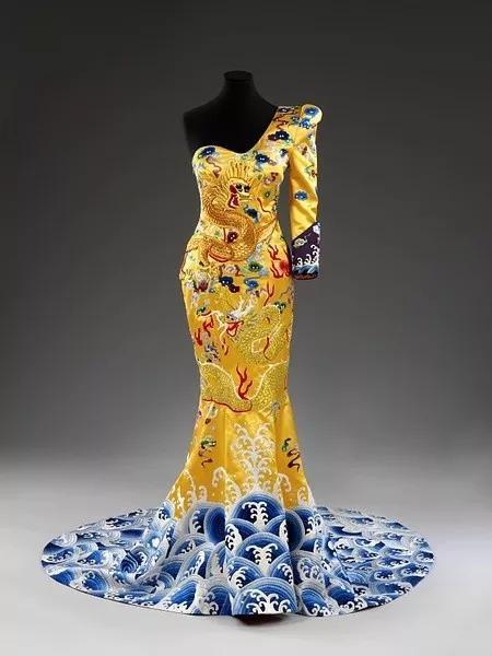 “龙袍”被英国 V&A 博物馆永久收藏