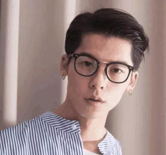 男生偏分后梳烫短发发型