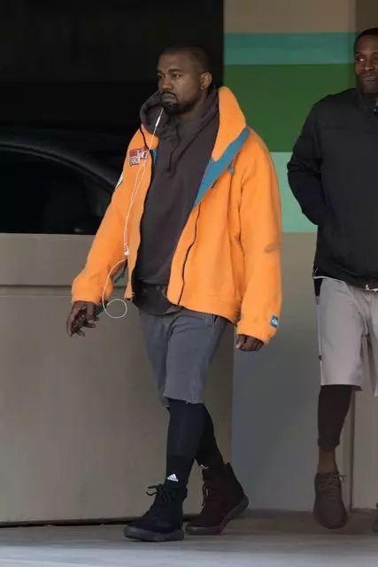 ▲ 潮流ICON Kanye West 着用The North Face 毛绒外套