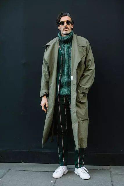 ▲ 风衣与毛衣的组合,是街头人士最常穿搭的造型之一