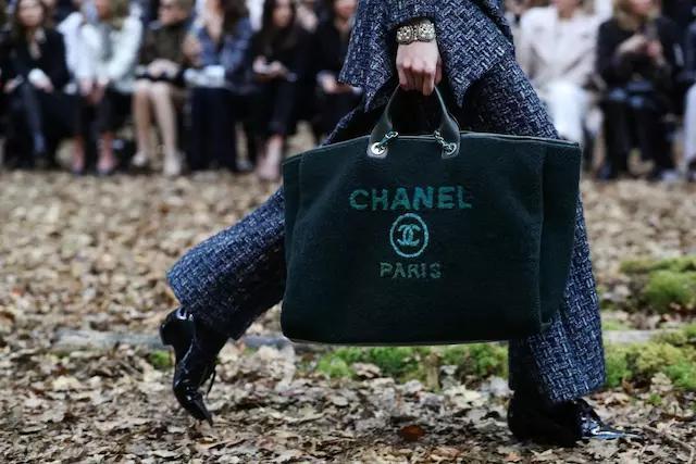 在奢侈品手袋类别中,消费者对 Chanel 的购买意向最高