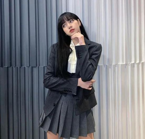西服、马甲:CELINE 短裙:Chuu