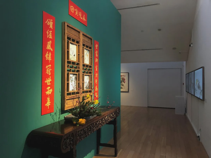展厅第三板块,利用王雪涛的艺术元素设计了供案和花窗,营造新春佳节的浓浓春意
