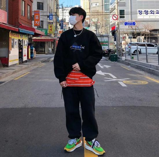 红色打底和荧光球鞋很亮眼