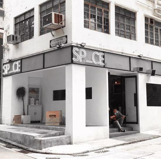 这是最近新开在半山的一家咖啡店,空间大、静谧感是我对它的第一印象。