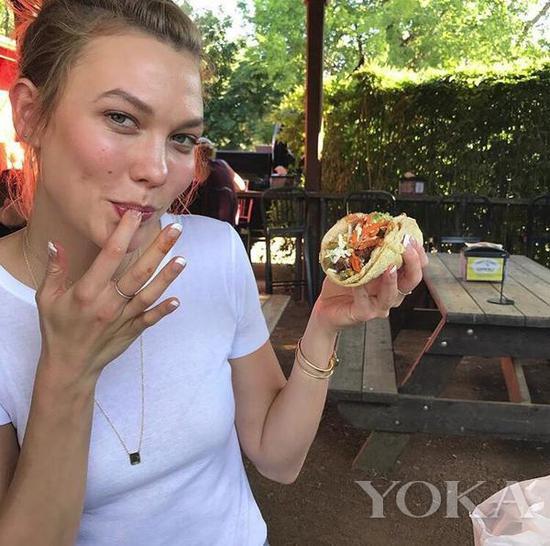 Karlie Kloss不是全素沙拉派 图片来自ins