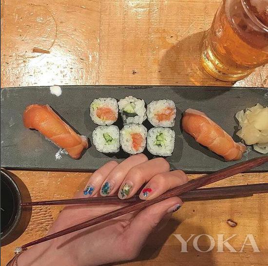 Karlie Kloss大爱日料 图片来自ins