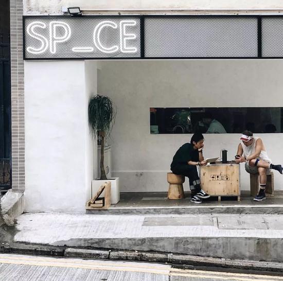 店主轩仔表示,店名中的空格,正代表自己跟2名拍档的目标,一处静默的空间。