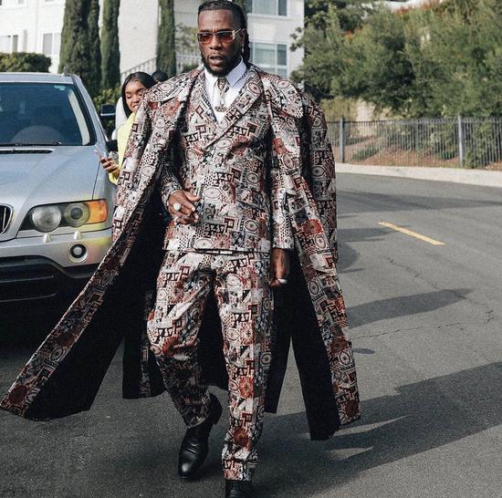 Burna Boy 身着非洲时尚品牌 Tokyo James