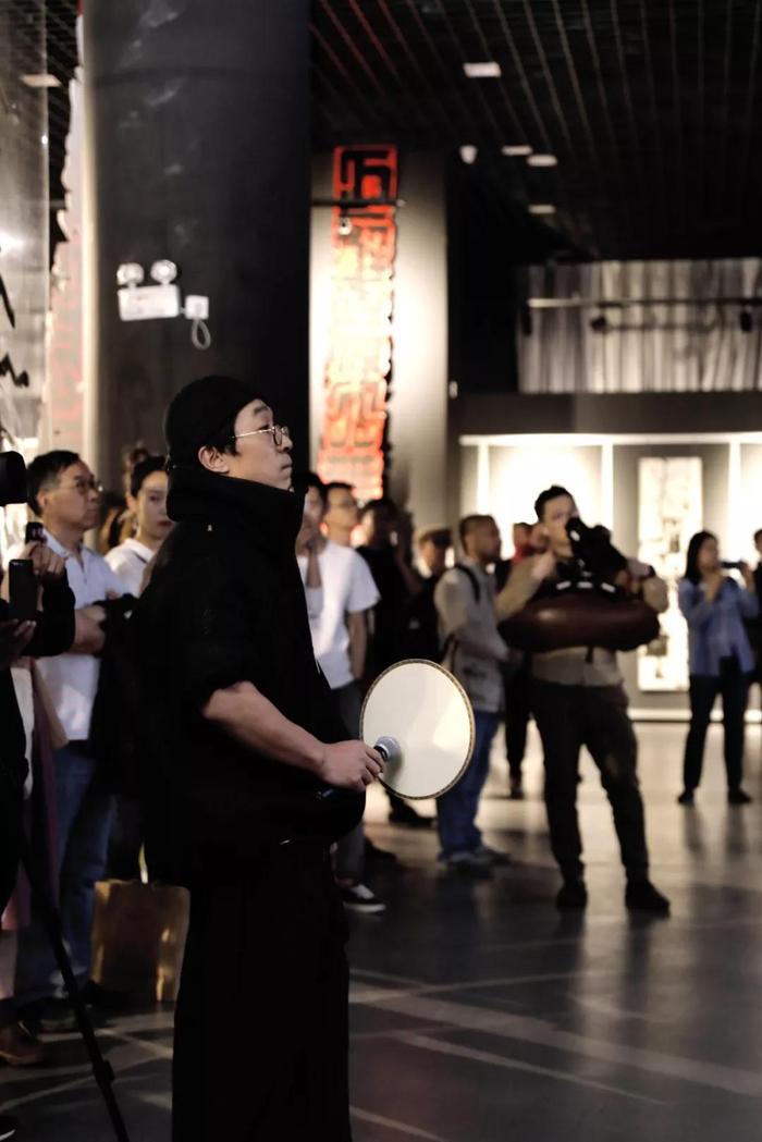无相艺术现场一 进入无相状态,一个与书法作品对话的人声实验表演