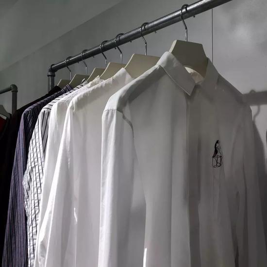 值得一提的是,Hug 也是国内唯一一家售卖 Marine Serre 作品的买手店。