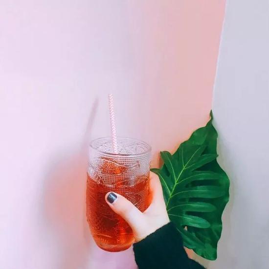 或者是看着性冷淡风的包子店?