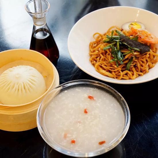 脆哨辣酱拌面则是贵州做法。食材取自贵州当地,原汁原味。