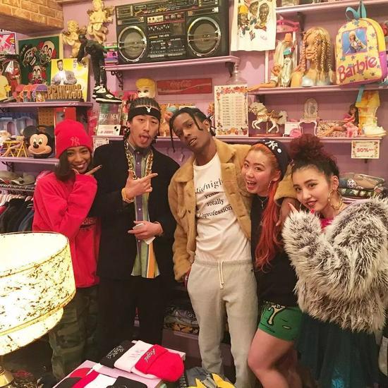 ■ 前一阵子 A$AP Rocky 就被发现在东京中古店里淘宝