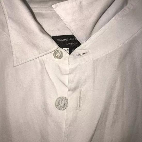 为什么衬衫第一个扣眼的方向是横的?