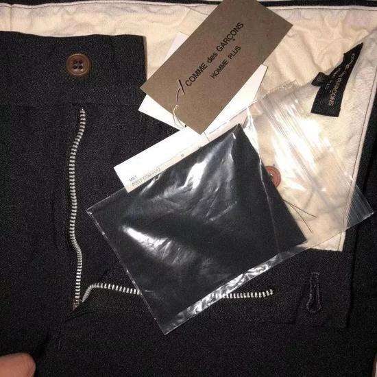 吊牌上的布料小样是干什么的?