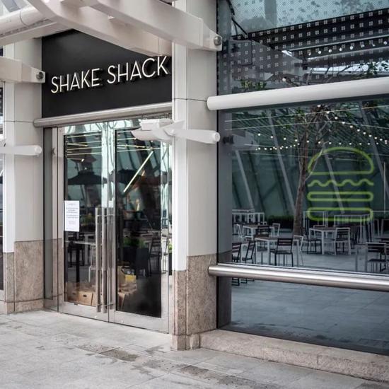 走进 IFC,一路都能看到 SHAKE SHACK 的指示标志。