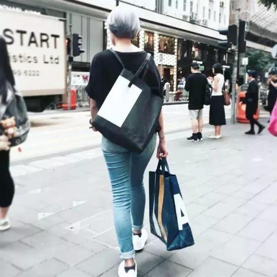 街头风格的单肩斜跨包