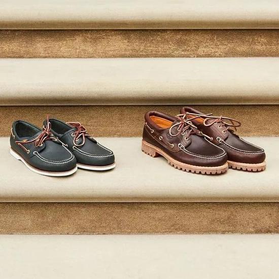 右:Timberland Authentics 3-Eye Classic Lug Boat Shoes