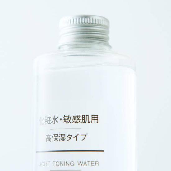 这款化妆水适用于肌肤敏感的人群使用,可为用户的肌肤深层补水。
