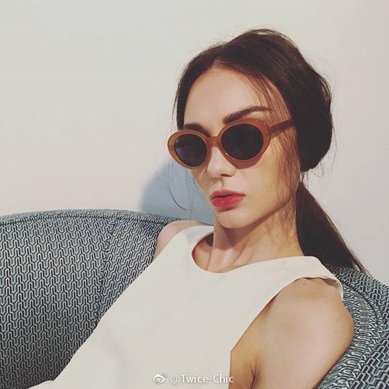 墨镜来自Oliver Peoples