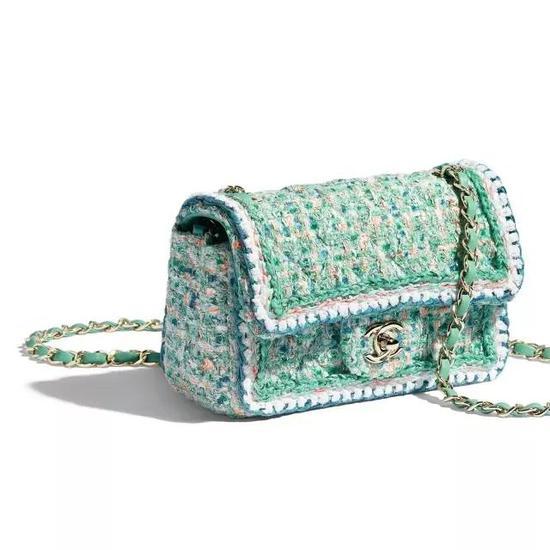 CHANEL 2019春夏高级成衣系列中的迷你TWEED手袋