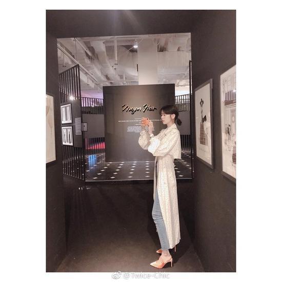 郑素敏身着Mused风衣