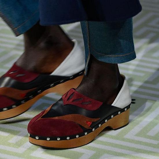 Lanvin 2019秋冬系列木底鞋 图片来源:PETER WHITE