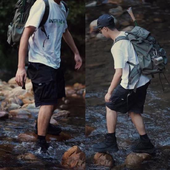 推荐带有 Gore-tex 或者 EVENT 的防水鞋, 例如 HOKA one one。