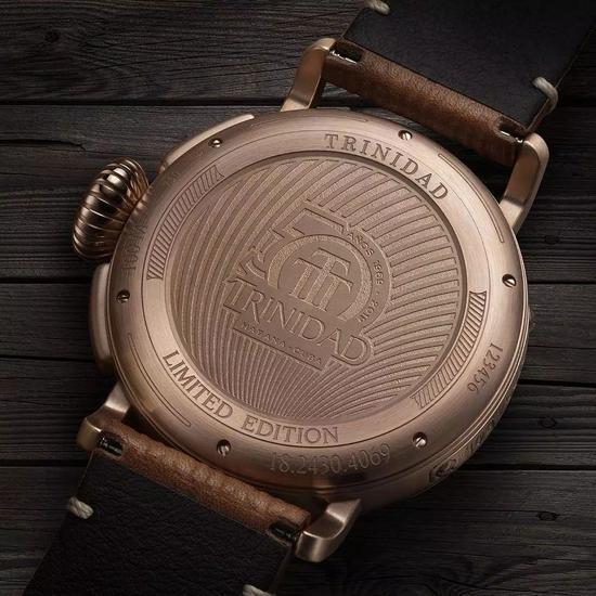 腕表底盖上镌刻有“Trinidad 50th Anniversary”纪念标志