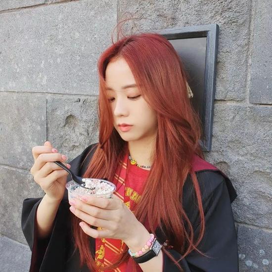 Jisoo 不锈钢款卡地亚 Tank Solo