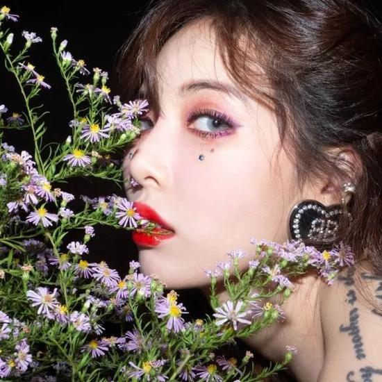 *《FLOWER SHOWER》MV截图&微博 泫雅_hyuna