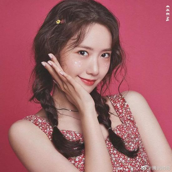 妆容特点:blingbling、大闪片