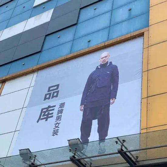 路人眼中的保安套装