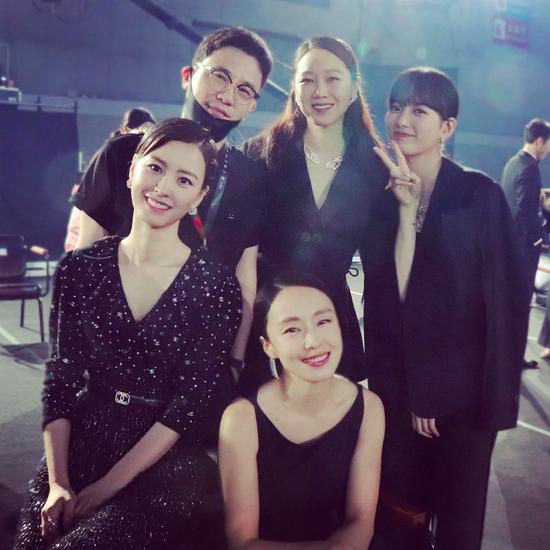百想艺术大赏合影,孔孝真、郑裕美、全度妍、秀智和经济公司(Soop)老板