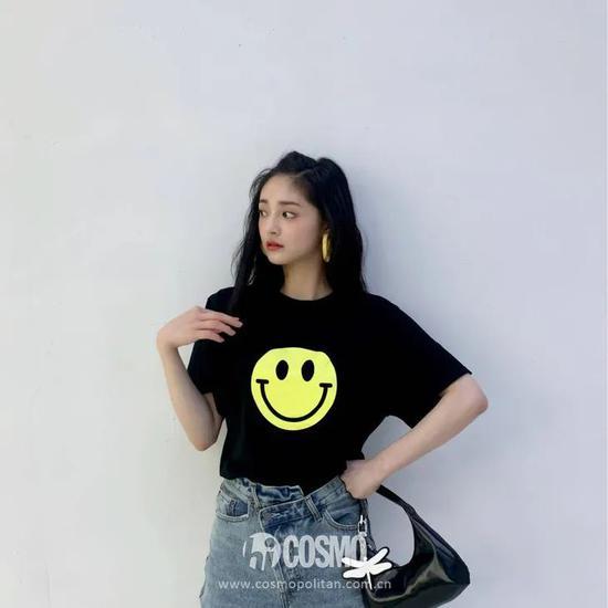 ▲周洁琼 T恤:Loewe 裤子:AGOLDE 包包:By Far