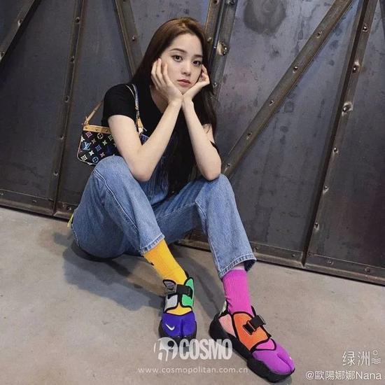▲欧阳娜娜 背带裤:PORTSPURE 包包:Vintage Louis Vuitton 鞋子、袜子:Nike