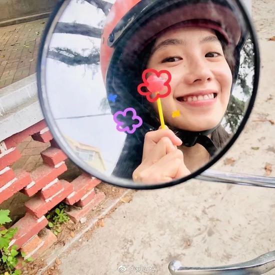 《送你一朵小红花》拍摄期间的涂鸦