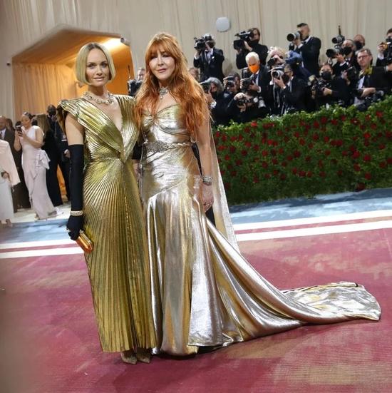 Amber Valletta(左)与 Charlotte Tilbury(右)