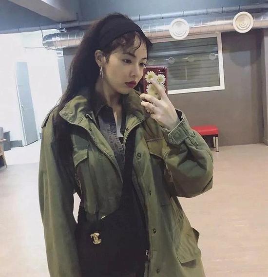 金泫雅在Instagram分享了妈妈给自己做的编织包 图片来源:Instagram