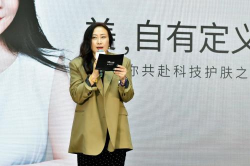 (中免集团海南运营中心副总裁、三亚市内免税店副总经理王旖女士)