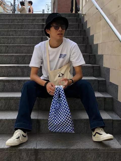 ▲ 随性将小包款挂在脖子上,立即穿出的街头时髦
